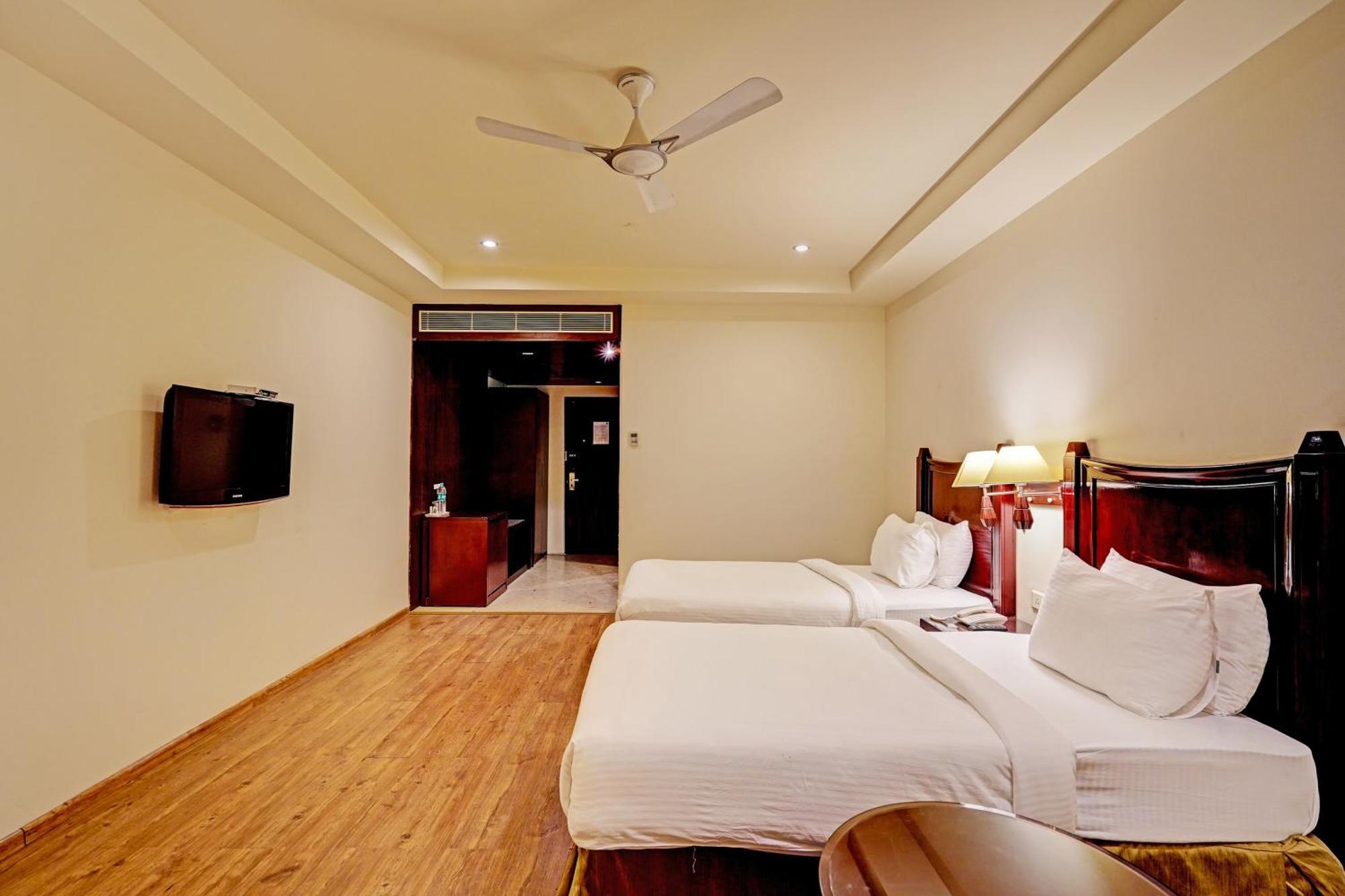 Hotel L Near Delhi Airport 4*